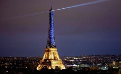 Eiffel Tower lights up in Ukraine colours