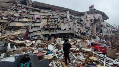 One killed, dozens wounded in fresh quake in eastern Turkey