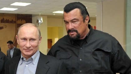 Putin decorates US actor Seagal with 'friendship' award

