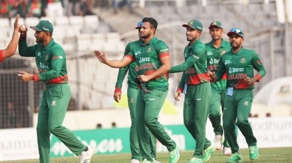 Bangladesh fight back as Shakib, Taijul scalp wickets