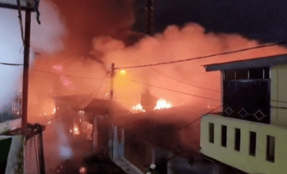 Indonesia fire: Seventeen dead and hundreds evacuated