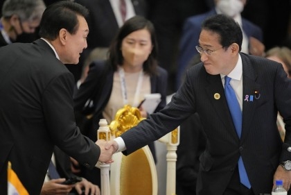Japan, S. Korea summit must overcome history to renew ties

