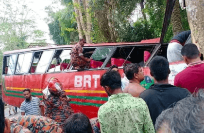 2 killed, 15 hurt on Barishal-Patharghata highway after bus crashes into tree