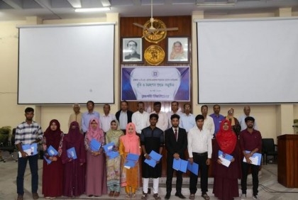 12 meritorious students get stipends in Rajshahi University