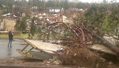 US tornadoes leave four dead, including one at Illinois music gig