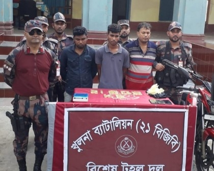 3 smugglers arrested, 13.143kg gold seized in Sharsha