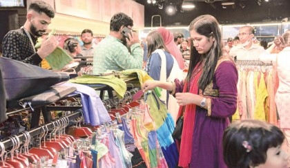 Shoppers get cool at Bashundhara City amidst heat wave