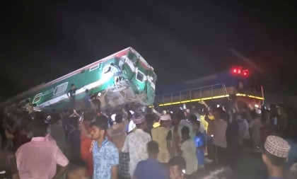 Two trains collide in Cumilla, leaving 7 compartments derailed

