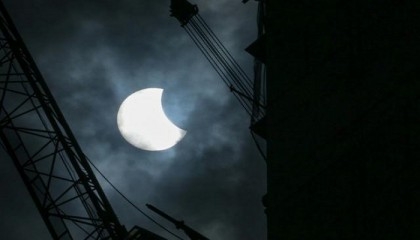 Stargazers witness dazzling solar eclipse in Australia