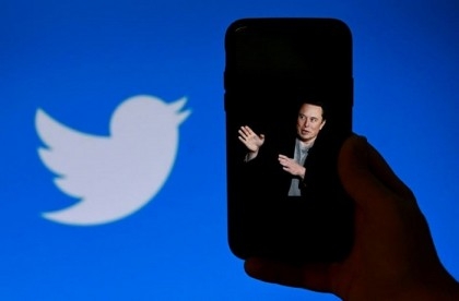 Musk says to roll out per-article payment plan on Twitter