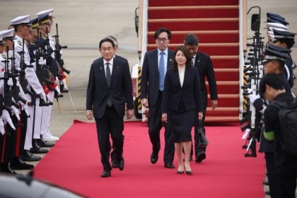 Japanese PM arrives in South Korea for landmark summit
