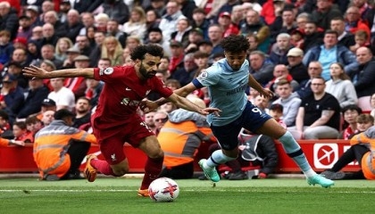 'All-time great' Salah keeps Liverpool in top four hunt