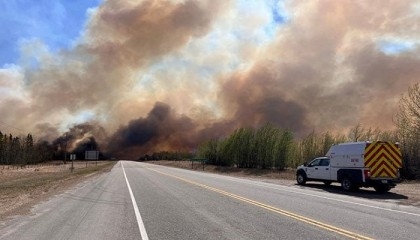 25,000 flee out-of-control wildfires in western Canada