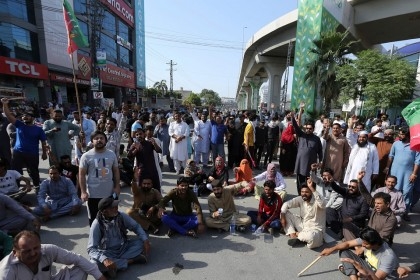 Pakistan police fire water cannon, tear gas at Khan arrest protesters