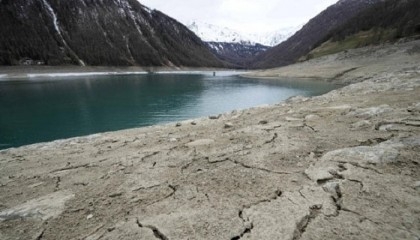 Half world's largest lakes and reservoirs drying up: study