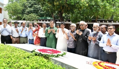NU VC pays tribute to Bangabandhu at Tungipara
