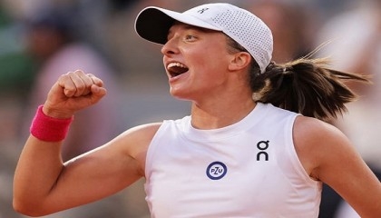 Swiatek returns to French Open final as Muchova shocks Sabalenka
