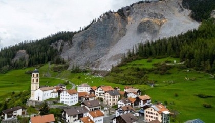 Rockslide just misses evacuated Swiss village