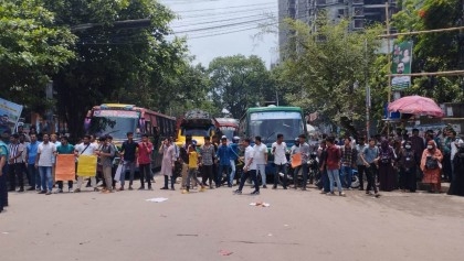 Students of 7 DU-affiliated colleges block Nilkhet intersection in Dhaka