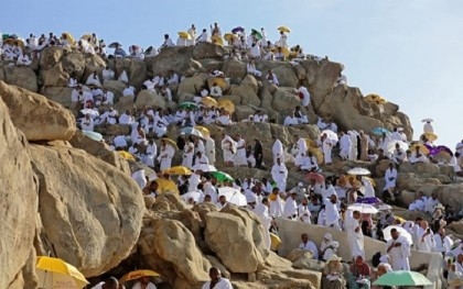 As temperatures climb, pilgrims ascend Mount Arafat for hajj climax