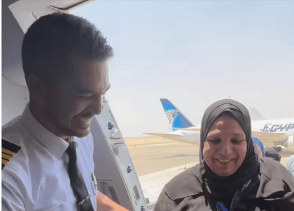 Pilot surprises his mother by taking her on Hajj on his first flight (Watch)