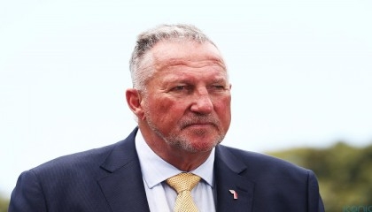 Botham auctions off 1981 Ashes mementoes