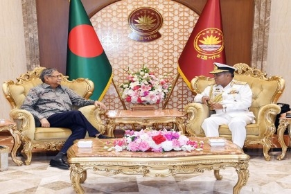 Outgoing Navy Chief meets President