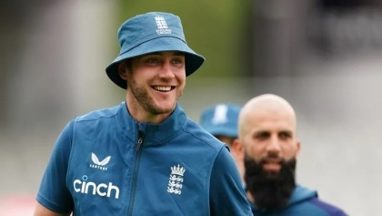 England eye victory charge in 4th Ashes Test after rain delay