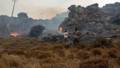 Thousands of tourists flee wildfire on Greece's Rhodes island