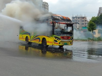2 buses set on fire during BNP activists' clash with police in Dhaka’s Jatrabari