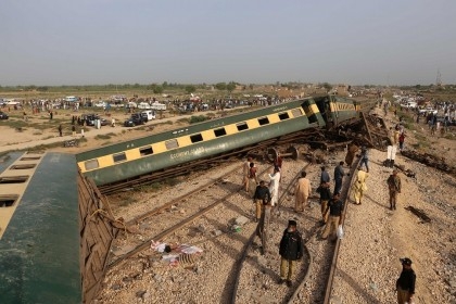 Death toll rises to 28 from Pakistan train derailment