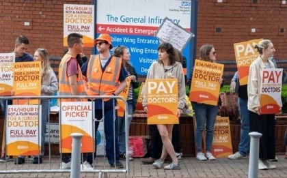 Doctors in England stage fresh strike over pay