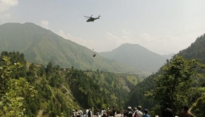 Helicopters, ziplining commandos rescue eight from Pakistan cable car