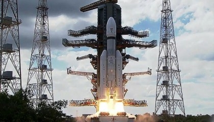 India's historic cut-price Moon mission set for touchdown