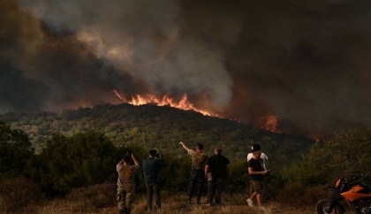 Greece struggles to gain upper hand on sixth day of fires