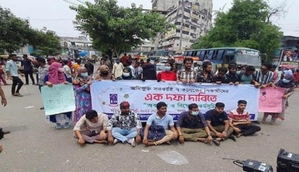 Students of 7 DU-affiliated colleges block Nilkhet intersection