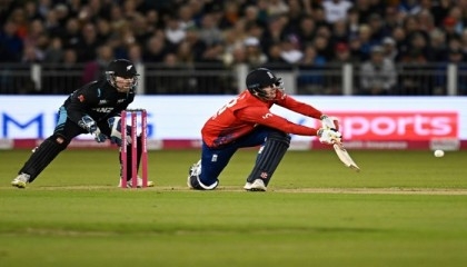 Carse strikes on debut as England win New Zealand T20 opener