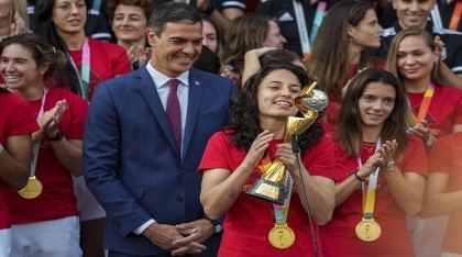 Spain's PM says players gave 'world a lesson' over World Cup kiss
