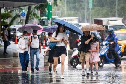 Thousands evacuated as Typhoon Haikui heads for Taiwan