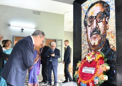 Lavrov pays respect to Bangabandhu