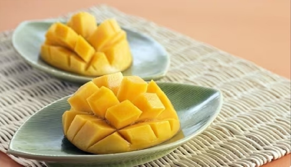 Can diabetics eat a slice of mango daily?