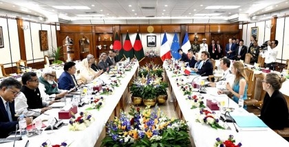PM holds bilateral meeting with Macron on diversifying cooperation