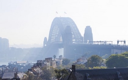 Smoke shrouds Sydney landmarks as risky bushfire season looms