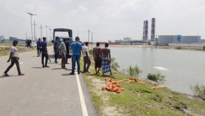Driver killed, 10 injured as a Laguna sank in roadside pond in Mirsharai