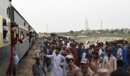 Train crash in Pakistan injures at least 30