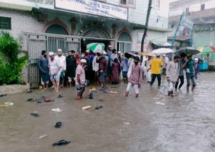 Rain washes away shoes of devotees of Juma prayers!

