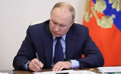 Putin sings decree requiring certain Russian exporters to sell foreign currency