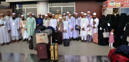 ‘Quraner Noor’ winners leave Dhaka to perform Umrah with family