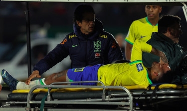 Neymar undergoes operation for torn knee ligament