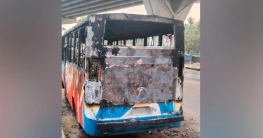 Picketers set bus on fire in port city